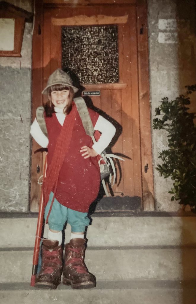 Barbara spielte gerne "Wanderer" und lieh sich dazu die Kleidung von Gästen aus Holzkirchen.